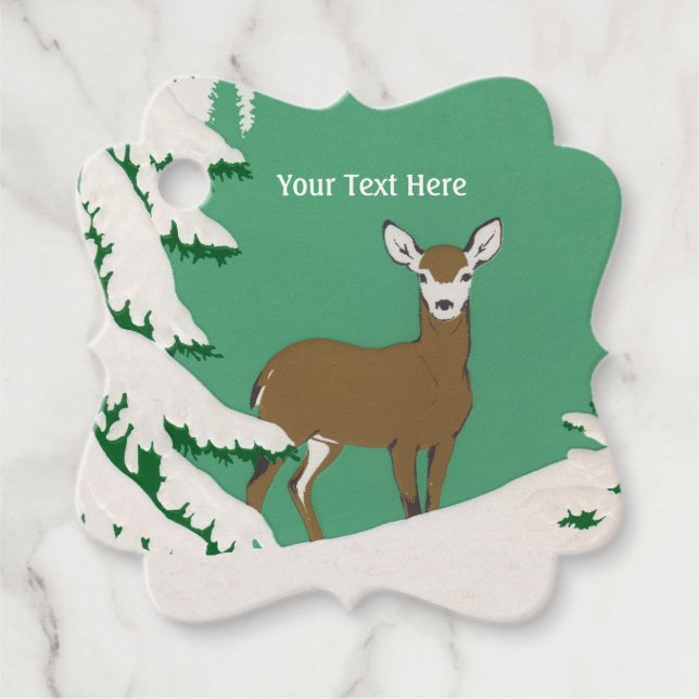Braunes Hirsch neben Pine Tree im Schnee grün Geschenkanhänger (Vorderseite)