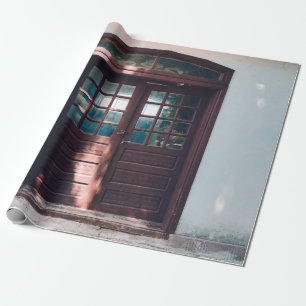 BRAUNES HOLZFENSTER AN EINER BLauen BETONWAND Geschenkpapier