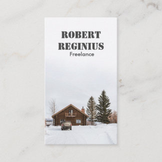 braunes Holzhaus auf schneebedecktem Boden Visitenkarte