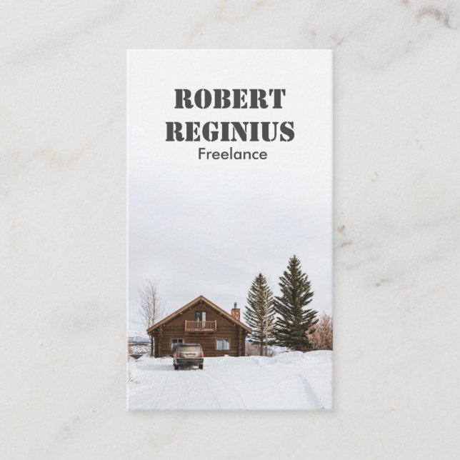 braunes Holzhaus auf schneebedecktem Boden Visitenkarte (Vorderseite)