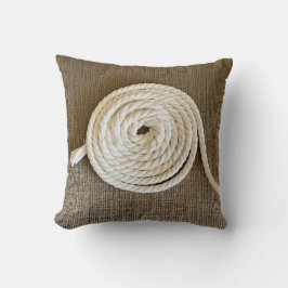 Braunes Kissen mit gepolstertem weißem Seil
