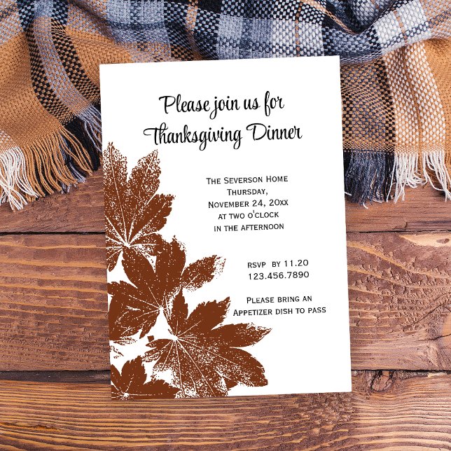 Braunes Leaf Briefmarke Erntedank Abendessen Einla Einladung (Invite friends to gather and give thanks with this woodsy Thanksgiving dinner invitation.)
