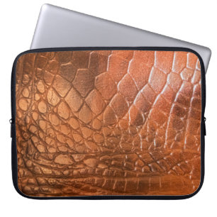 Braunes Leder mit einem Muster in Form eines Scal Laptopschutzhülle