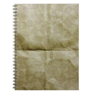 Braunes Papier knittern. Das Papier falten. Hinter Notizblock
