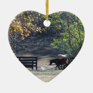 Braunes Pferd durch den Zaun Keramik Ornament