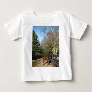 Braunes Pferd gegen einen Zaun Baby T-shirt