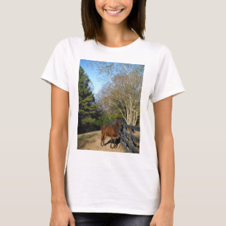 Braunes Pferd gegen einen Zaun T-Shirt