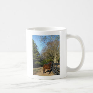 Braunes Pferd gegen einen Zaun Tasse