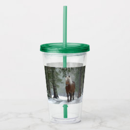 Braunes Pferd im Winterwald mit Schneefall Acryltrinkbecher