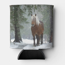 Braunes Pferd im Winterwald mit Schneefall Dosenkühler