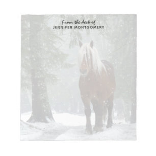 Braunes Pferd im Winterwald mit Schneefall Notizblock