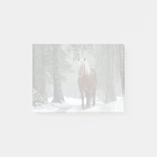 Braunes Pferd im Winterwald mit Schneefall Post-it Klebezettel (Vorderseite)