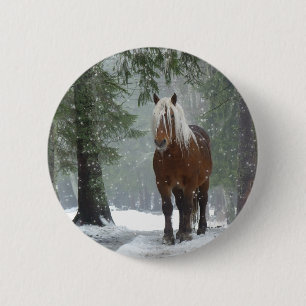 Braunes Pferd in einem Winterwald mit Schneefall Button
