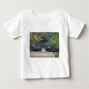 Braunes Pferd läuft durch einen Zaun Baby T-shirt