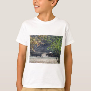 Braunes Pferd läuft durch einen Zaun T-Shirt