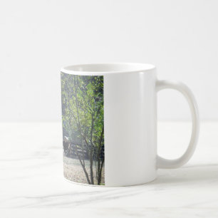 Braunes Pferd läuft durch einen Zaun Tasse