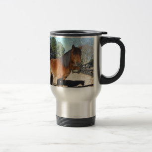 Braunes Pony Türkis Himmel Reisebecher
