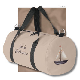 Braunes Segelboot und Name auf Beige Duffle Bag