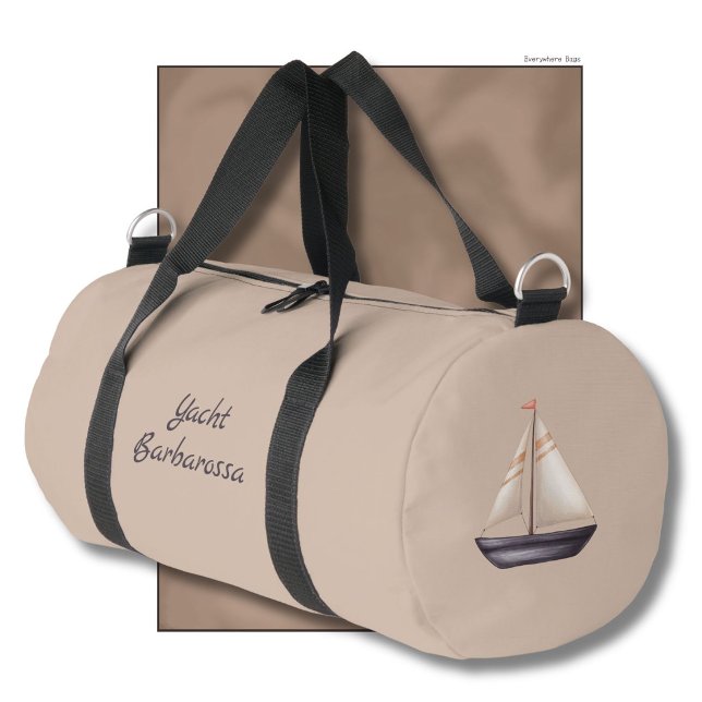 Braunes Segelboot und Name auf Beige Duffle Bag (Von Creator hochgeladen)