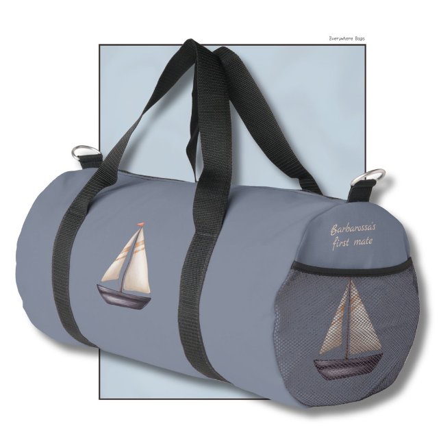 Braunes Segelboot und Name auf Grau Duffle Bag (Von Creator hochgeladen)