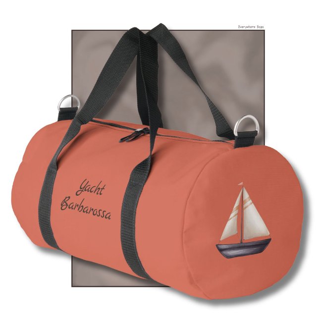 Braunes Segelboot und Name auf Rot Duffle Bag (Von Creator hochgeladen)