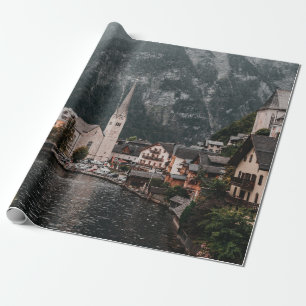 BRAUNES UND WEIßES BETONGEBÄUDE IN DER NÄHE VON EI GESCHENKPAPIER
