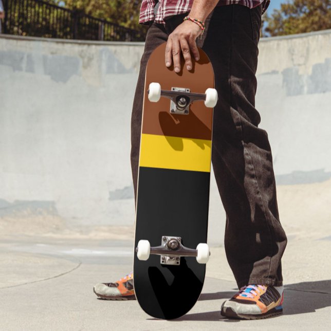 Braungelb-Schwarz-Blockstil-Design Skateboard (Von Creator hochgeladen)