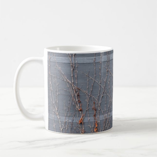 Braungetrocknete Blätter auf Wasser Kaffeetasse (Links)