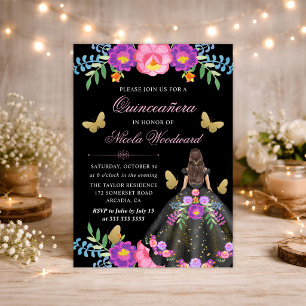 Braunhaarige Frau im mexikanischen Blumenkleid Qui Einladung