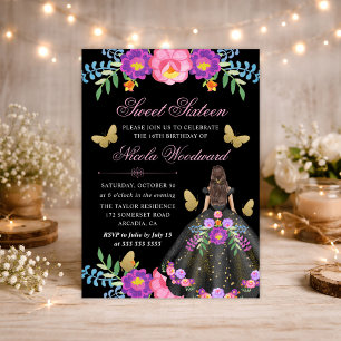 Braunhaarige Frau im mexikanischen Blumenkleid Swe Einladung