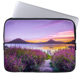 Braunhölzern zwischen Lavendelfeld und Blume Laptopschutzhülle