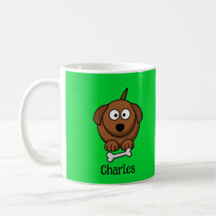 Braunhund mit Knochen, auf grün personalisiert Kaffeetasse