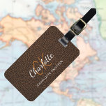 Braunledergold-Monogramm Gepäckanhänger<br><div class="desc">Braune Imitate Lederprint als Hintergrund. Personalisieren und fügen Sie Ihren Vornamen,  Monogramm Buchstaben und vollständigen Namen auf der Vorderseite. Ihre Kontaktinformationen auf der Rückseite. Goldener Text.</div>