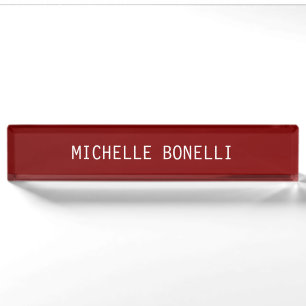 Bräunlich roter Hintergrund, schlichte, lesbare mo Namensplakette