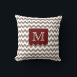 Bräunliches Zig Zag Muster mit tiefroter Box Kissen<br><div class="desc">Ein sehr trendiges Kissen mit bräunlichem Zackenmuster und tiefroter Monogramm-Box. Fügen Sie Ihren Initial in die Kopfkissenmitte. Für eine passende und koordinierende Kissen,  sehen Sie andere in meinem Geschäft. Holen Sie sich ein paar Kissen und buchstabieren Sie einen vollen Namen oder Wort.</div>