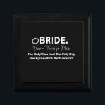 Braut als moderne Typografie-Braut Erinnerungskiste<br><div class="desc">Bride To be Modern Typografy Bride Geschenkboxen von Nisha Prabhu entworfen. Achtung, alle zukünftigen Bräute! Feiern Sie mit dieser modernen Typografie Bride-Geschenkboxen Ihre kommenden Neuheiten stilvoll. Diese wunderschön gestaltete Box wird sicher jedem Braut ein besonderes und beliebtes Gefühl geben. Egal ob Sie ein Geschenk für sich selbst oder einen Freund...</div>