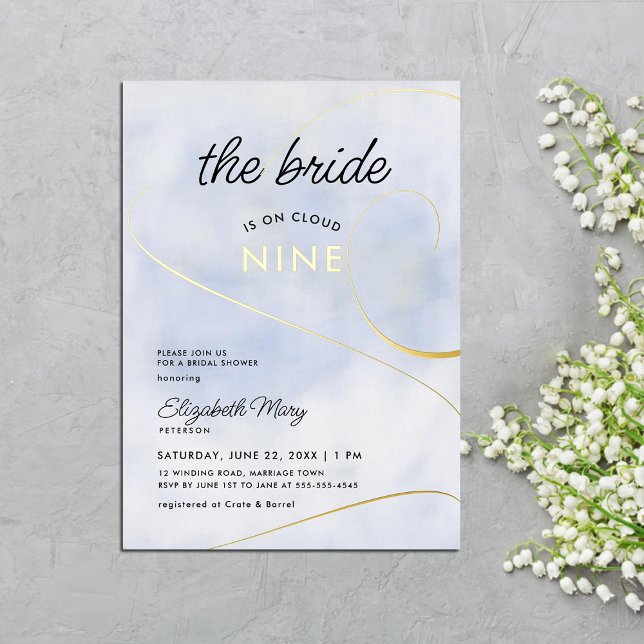 Braut auf Cloud 9 Pastel Blue Gold Brautparty Folieneinladung (cloud 9 bridal shower invitation pastel blue calligraphy swirls modern elegant classy sky clouds)