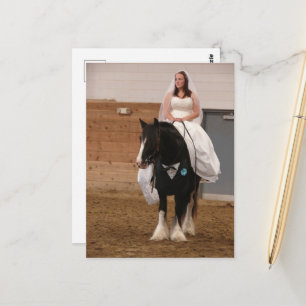 Braut auf einem Bräutigam-Pferd Postkarte