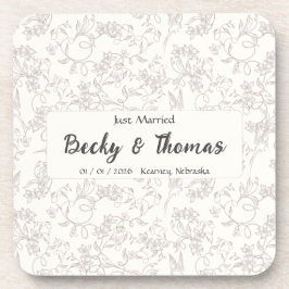 Braut & Bräutigam auf weißem floralen Hochzeitsfes Getränkeuntersetzer