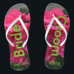 Braut-Bräutigam-Rosen-Pelargonie drehen Reinfälle Flip Flops<br><div class="desc">Rosa Blumen der hübschen Rosen-Pelargonie-Frauen drehen Reinfälle für die Jungvermähltenpaare um. Mit der Benennung in einer netten grünen Farbe, in einem Braut-Bräutigam und in einem Datum der Heirat (PERSONIFIZIEREN Sie mit Ihrem Hochzeit DATUM, oder löschen Sie Text). Vervollkommnen Sie für Ihre Flitterwochen oder Strand-Hochzeit in Urlaubsort und Andenkeneinzelteil. Ursprüngliche Fotografie...</div>