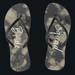 Braut gibt Sandalen Schatten von Golden and Blacks<br><div class="desc">Hochzeitliches Brautparty gibt Flip-Flops. "Shades of Golds and Blacks" Design. Text oder nicht zu Text, das liegt an Ihnen! Wunderbar für sich und/oder große Bräunungsgeschenke oder andere feierliche Anlässe zu kaufen! Viel Spaß! Personalisieren Sie, indem Sie Text verändern. Wählen Sie Ihren bevorzugten Schriftart Stil, Farbe und Größe. Designelemente können bearbeitet...</div>
