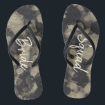 Braut gibt Sandalen Schatten von Golden and Blacks<br><div class="desc">Hochzeitliches Brautparty gibt Flip-Flops. "Shades of Golds and Blacks" Design. Text oder nicht zu Text, das liegt an Ihnen! Wunderbar für sich und/oder große Bräunungsgeschenke oder andere feierliche Anlässe zu kaufen! Viel Spaß! Personalisieren Sie, indem Sie Text verändern. Wählen Sie Ihren bevorzugten Schriftart Stil, Farbe und Größe. Designelemente können bearbeitet...</div>