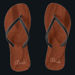 Braut Hochzeitstag Rustikales Holz Look Strand Fli Flip Flops<br><div class="desc">Rustikales Holz aussehen Braut drehte, die Tongsandalen perfekt für Hochzeiten am Strand - Reads Bride in elegantem Stil, pastellrosa Buchstaben am unteren Rand. Elegantes Mahagoniholz sieht aus wie ein Korngeflecht. Hinweis: Holz ist ein gedrucktes Bild. Rustikale Gastgeschenke Hochzeiten für Mitglieder des Brautparty. Ändern Sie einfach die Vorlagen, um Ihre eigenen...</div>