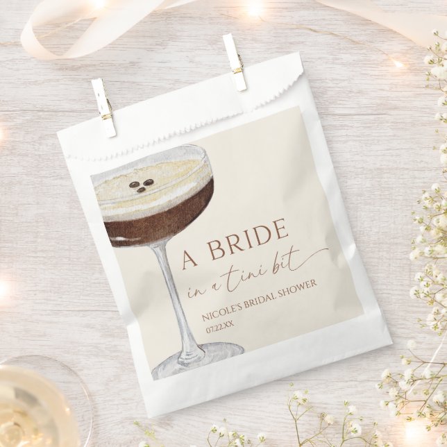Braut In A Tini Bit Espresso Martini Junggesellinn Geschenktütchen (Ausgeschnitten)