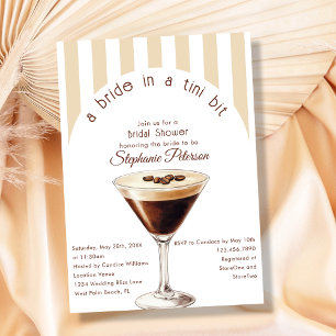 Braut in einem Espresso-Martini-Junggesellinnenabs Einladung