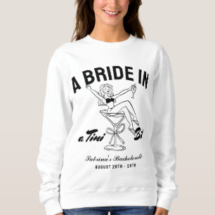 Braut in einem kleinen Martini-Junggesellinnenabsc Sweatshirt