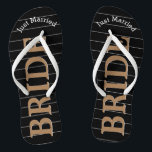 Braut nur verheiratete Imitate Gold auf Schwarz od Flip Flops<br><div class="desc">Imitate Gold Weiße und Schwarze Streifen Muster - Ändern Sie die Farbe durch Klicken auf Anpassen. Braut nur Gold auf Schwarz oder Farbe zu heiraten. Sie können die Farbe des schwarzen Hintergrunds Match jedes Ereignis oder machen sie zu Ihrer Lieblingsfarbe mit Gold Kombination! Kann auch die Just Married zu lesen,...</div>