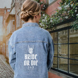 Braut oder Die Skelettheirat Jeansjacke<br><div class="desc">Maßgeschneiderte Hochzeit "Braut oder die" Denim Jacke mit den Initialen der Braut und des Bräutigams und dem Datum. Weißer Text für ein Halloween- oder gotisches Hochzeitsthema.</div>
