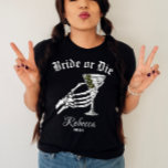 Braut oder Die Tode Party wir Bachelorette T-Shirt<br><div class="desc">Feiern Sie Ihren Junggeselinnen-Abschied mit einer dunkel eleganten Drehung mit unserem Personalisierten Shirt "Bride Or Die". Dieses Shirt ist perfekt für einen gotischen Hochzeitsfest-Junggeselinnen-Abschied und verkörpert den Geist von "Til Death Do We Party". Mit einer auffallenden Skelettbridgrafik ist es so konzipiert, dass es Ihren Festlichkeiten einen einzigartigen und edgy Flair...</div>