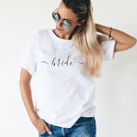 Braut Schwarz-weiße Hochzeit T-Shirt<br><div class="desc">Hochzeitsbride T - Shirt mit "Braut" in schönen Schriftzeichen,  die auf der Vorderseite gedruckt sind. Niedliches und einfaches Shirt in einem schicken schwarzen Skript. Macht ein großartiges Brautparty,  Junggeselinnen-Abschied oder Hochzeitsgeschenk für die Zukunft Frau!</div>